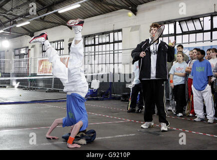 LTA (Lawn Tennis Association) lancio stampa 'Raw Tennis' con Andrew Murray. Parcheggio NCP, Brewer Street, Soho, Londra, mercoledì 30 novembre 2005. L'evento comprendeva vari trucchi e giochi ideati dall'LTA per bambini dai 10 ai 18 anni. PREMERE ASSOCIAZIONE foto. Il credito fotografico dovrebbe essere: Edmond Terakopian / PA Foto Stock