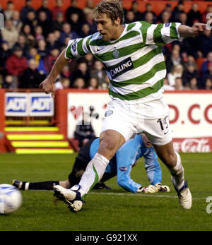 Celtic's Stilian Petrov segna contro Aberdeen durante la partita della Bank of Scotland Premier League al Pittodrie Stadium di Aberdeen, domenica 4 dicembre 2005. PREMERE ASSOCIAZIONE foto. Il credito fotografico dovrebbe essere: Danny Lawson/PA. Foto Stock