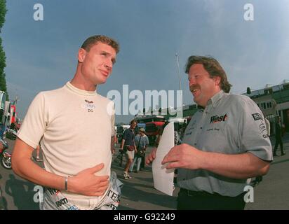 Formula uno Motor Racing - Gran Premio di San Marino - Qualifiche. David Coulthard (L) chiacchiera con il boss del motorsport Mercedes Norbert Haug (R) prima delle qualifiche Foto Stock