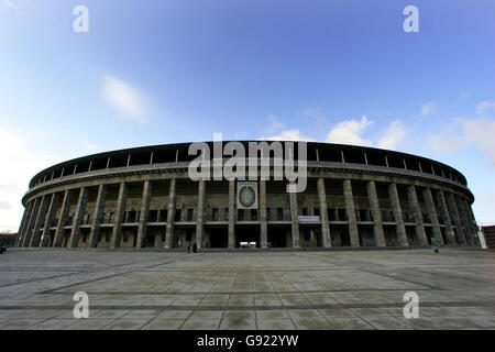 Vista generale che mostra l'esterno dell'Olympiastadion a Berlino, Germania, venerdì 9 dicembre 2005. Lo stadio sarà sede della finale della Coppa del mondo 2006. PREMERE ASSOCIAZIONE foto. Il credito fotografico dovrebbe essere: Nick Potts/PA. Foto Stock