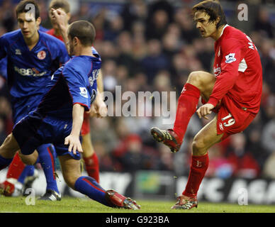 Fernando Morientes di Liverpool segna il suo primo gol durante la partita Barclays Premiership contro Middlesbrough ad Anfield, Liverpool, sabato 10 dicembre 2005. PREMERE ASSOCIAZIONE foto. Il credito fotografico dovrebbe essere: Phil Noble/PA Foto Stock