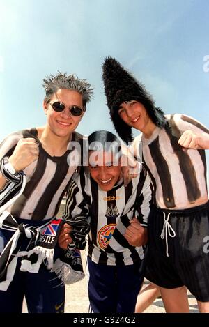 Calcio - finale della Coppa fa di Littlewoods - Arsenal contro Newcastle United. Newcastle United tifosi fuori dallo stadio Foto Stock