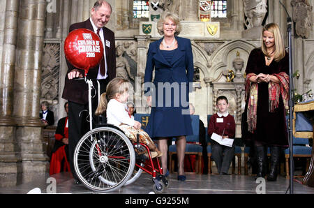 Alice Moore, 10 anni, riceve il premio "la donna dei figli del coraggio" dalla Duchessa di Cornovaglia presso l'abbazia di Westminster, nel centro di Londra, mercoledì 14 dicembre 2005. Alice soffre di una forma di osteoporosi, e ha già rotto le sue ossa più di 160 volte. Vedi PA Story ROYAL Courage. PREMERE ASSOCIAZIONE foto. Il credito fotografico dovrebbe essere: Chris Young/WPA/PA Foto Stock