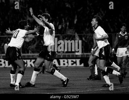 Gary Lineker (a sinistra) dell'Inghilterra celebra dopo aver segnato l'unico obiettivo del gioco con Terry Butcher. David Platt corre (a destra). Foto Stock