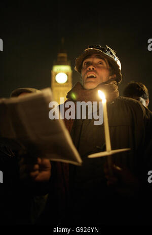 Al protestore anti-guerra Brian Haw si uniscono circa 100 cantanti del carol in Piazza del Parlamento mercoledì 21 dicembre 2005. Questo concerto di Carol sta infrangendo la legge essendo all'interno della zona di esclusione della Camera dei Comuni. Il concerto è andato senza incedenti. Vedi la storia di PA SOCIAL Carols. PREMERE ASSOCIAZIONE foto. Il credito fotografico deve essere: Edmond Terakopian/PA Foto Stock