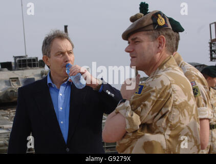 Il primo ministro britannico Tony Blair incontra soldati alla base logistica di Shaibah a Basra, Iraq, giovedì 22 dicembre 2005 durante la sua visita di Natale di due giorni nella regione. Il primo ministro ha detto ai soldati, tra cui il reggimento reale irlandese, il reggimento reale dei fusilieri, e la nona e la dodicesima Lancer, che potrebbero essere "molto vili, molto orgogliosi" del lavoro che stavano facendo. Vedi storia PA STAMPA ASSOCIAZIONE FOTO. L'immagine di credito dovrebbe essere: Stefan Rousseau/PA Foto Stock