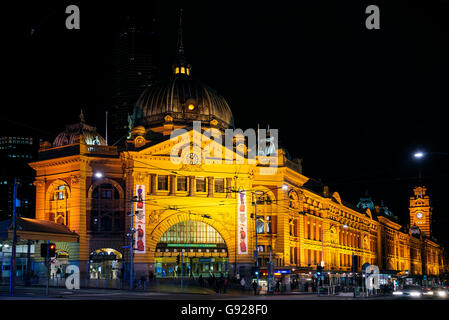 La flinders street stazione ferroviaria nel centro città di Melbourne Australia di notte Foto Stock