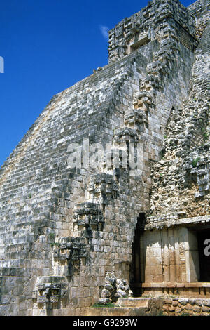 Maya. Uxmal città. Periodo classico. Pyramid ot il mago. Yucatan. Messico. Foto Stock