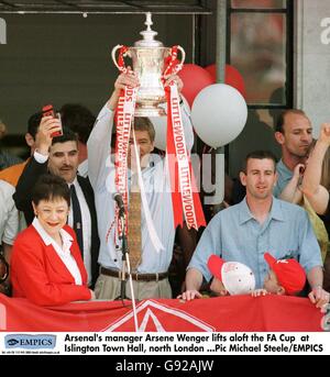 Arsenal's manager Arsene Wenger alza in alto la fa Cup presso il municipio di Islington, a nord di Londra Foto Stock