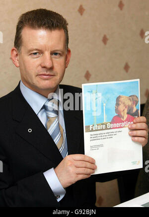 Il leader del Partito Verde Trevor Sargent ha presentato la nuova politica energetica del partito a Dublino in occasione di una conferenza stampa. Vedi PA storia POLITICA energia Irlanda. PREMERE ASSOCIAZIONE foto. Il credito fotografico dovrebbe essere: Niall Carson/PA. Foto Stock