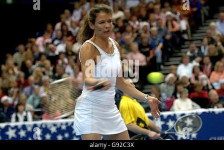 Annabel Croft al Cliff Richard Tennis Classic che si tiene presso la National Indoor Arena di Birmingham, West Midlands. Questo è l'ultimo classico tennis che si terrà scogliera. Foto Stock