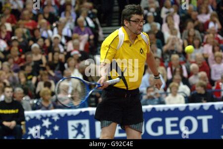 Joe Pasquale al Cliff Richard Tennis Classic che si tiene alla National Indoor Arena di Birmingham, West Midlands. Questo è l'ultimo classico tennis che si terrà scogliera. Foto Stock