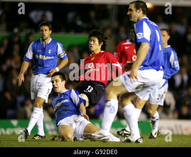 Il Ji-Sung Park (C) del Manchester United segna il secondo gol contro Birmingham City durante la partita finale del quarto di Carling Cup a St Andrews, Birmingham, martedì 20 dicembre 2005. PREMERE ASSOCIAZIONE foto. Il credito fotografico dovrebbe essere: Nick Potts/PA. Foto Stock