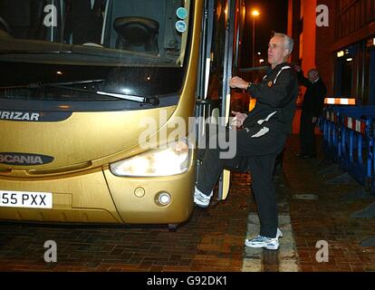 Il manager di Sunderland Mick McCarthy torna a bordo della vettura per il viaggio a casa dopo la partita è stato chiamato a causa a un passo congelato Foto Stock