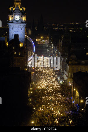 Una processione fiaccolata che attraversa il cuore storico di Edimburgo segna l'inizio di quattro giorni di festeggiamenti per il nuovo anno nella città soprannominata la "casa di Hogmanay" al mondo, con circa 15,000 rivelatori che si sono rivelati per l'occasione, giovedì 29 dicembre 2005. Il culmine arriva il 31 dicembre, quando circa 100,000 festaioli avranno colpito Princes Street per l'evento Hogmanay, mentre migliaia di persone si riuniranno nei Princes Street Gardens per un concerto con band locali Texas ed El Presidente e cantautore KT Tunstall. Vedi storia sociale di Hogmanay PA. PREMERE Foto Stock