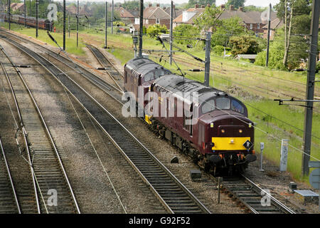 Classe 37 locomotive diesel 37685 e 37668 lasciando Holgate sciavero vicino la stazione di York, UK. Foto Stock