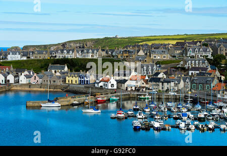 Findochty Harbour con città dietro a Moray Firth, Findochty, Scozia, Gran Bretagna Foto Stock