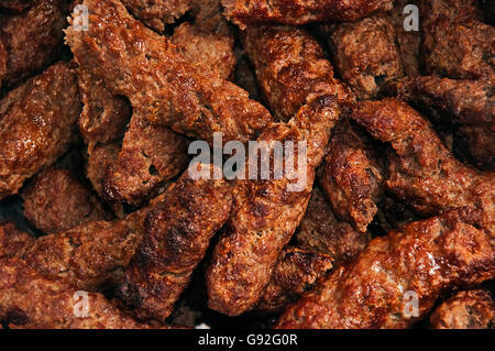 Una texture di sfondo alla griglia bastoni Kofta Foto Stock