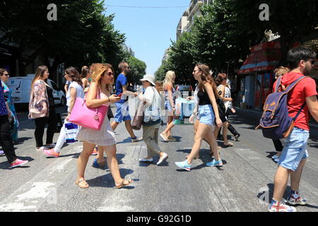 Le persone che attraversano una strada trafficata in Salonicco, Grecia. Foto Stock