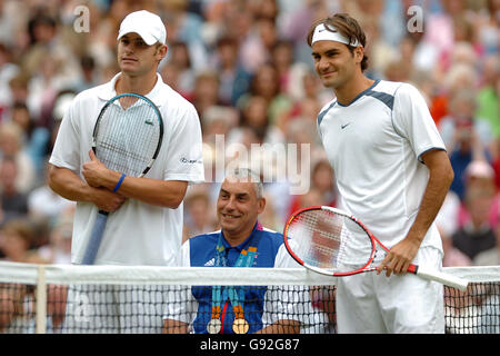 Andy Roddick (l) in America e Roger Federer (r) in Svizzera propongono fotografie con Peter Norfolk, MBE, il primo tennista britannico a vincere una medaglia ai Giochi Paralimpici, prima della finale Foto Stock