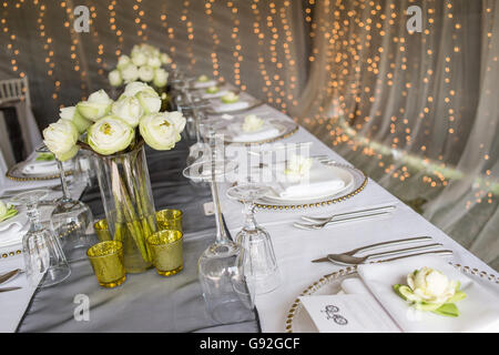 Eleganza tavolo con fiori di loto, il fuoco selettivo. Foto Stock