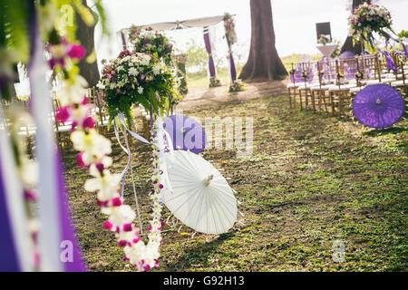 Spiaggia di cerimonia nuziale di installazione con bianco/viola i colori del tema, il fuoco selettivo. Foto Stock