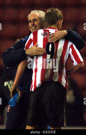 Il manager di Sunderland Mick McCarthy festeggia con Jon Stead al fine del gioco Foto Stock