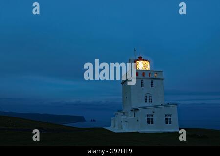 Faro di Cape Dyrholaey, vicino a Vik mi Myrdal, sud dell'Islanda, Islanda, europa Foto Stock