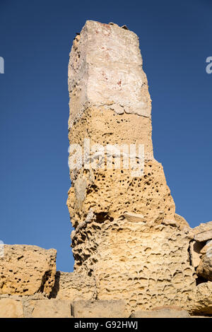 I ruderi della torre di avvistamento sulla costa. marsaskala, malta isola nel mare mediterraneo. Foto Stock