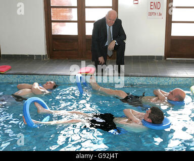 Il Segretario della Difesa John Reid parla ai pazienti durante una visita al Centro di Riabilitazione Medica della Difesa presso la Corte di Headley a Epsom, Surrey, venerdì 20 2006 gennaio. John Reid ha incontrato i pazienti e il personale durante un'estesa visita della DMRC e ha anche visto le diverse strutture di riabilitazione del centro, tra cui una piscina di idroterapia, una clinica per le lesioni e il centro di riabilitazione per l'adattamento degli arti e l'amputato. Vedere PA Story DEFENSE Medical. PREMERE ASSOCIAZIONE foto. Il credito fotografico dovrebbe essere: Tim Ockenden/WPA/PA Foto Stock