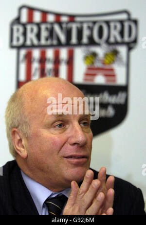 Greg Dyke, ex direttore generale della BBC, parla ai media durante una conferenza stampa, dopo essere stato presentato come nuovo presidente del Brentford Football Club a Griffin Park, Brentford, venerdì 20 gennaio 2006. PREMERE ASSOCIAZIONE foto. Il credito fotografico dovrebbe essere: Ian Nicholson/PA. NESSUN UTILIZZO NON UFFICIALE DEL SITO WEB DEL CLUB. Foto Stock