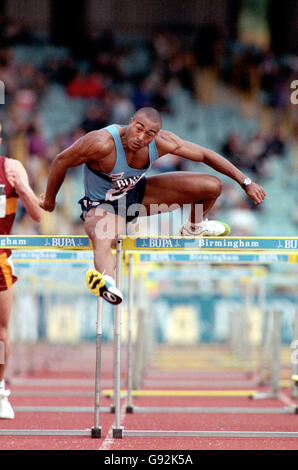 Colin Jackson sulla sua strada per la vittoria in Mens 110 m di ostacoli Foto Stock