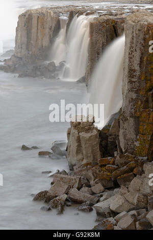 Cascata nei pressi di Selfoss Dettifoss, fiume Joekulsa un Fjoellum, Joekulsargljufur National Park, Vatnajoekull Nationalpark, Islanda, Europa Foto Stock