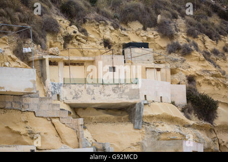 Case surfers nella Baia rocciosa costa sull'isola di Malta. Foto Stock