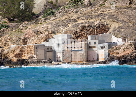 Case surfers nella Baia rocciosa costa sull'isola di Malta. Foto Stock