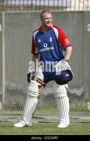 Andrew Flintoff in Inghilterra nelle reti della Pakistan Cricket Academy a Lahore, sabato 5 novembre 2005. Foto Stock