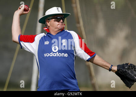 Inghilterra allenatore Duncan Fletcher nelle reti a Pakistan Cricket Academy a Lahore, Sabato 5 novembre 2005. Foto Stock