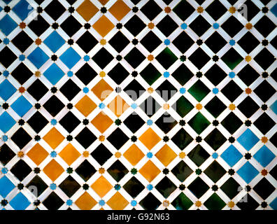 Dettaglio di un muro in Nasrid Palace, Alhambra di Granada, Spagna Alhambra, a Granada Spagna, è un sito Patrimonio Mondiale dell'UNESCO Foto Stock