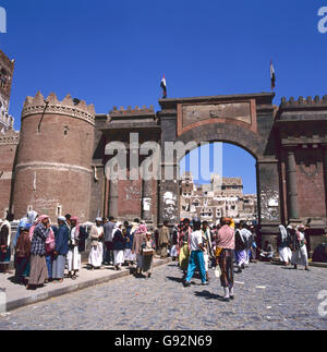 SANA'a, Yemen-MARZO 03,2003 - La porta principale della città vecchia nella capitale dello Yemen Foto Stock