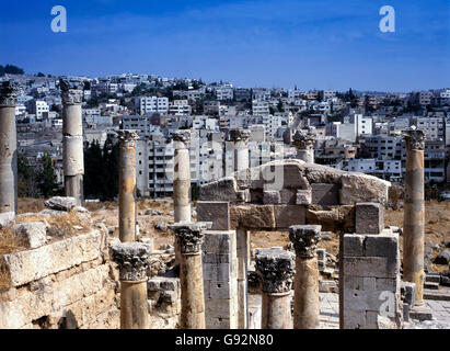 Vista la moderna città di Jerash in Giordania si vede dal tempio di Artemide Foto Stock