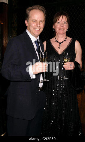 Nick Park (a sinistra) partecipa alla cena serale Standard British Film Awards 2005, al ristorante Ivy, lunedì 30 gennaio 2006. Il Constant Gardener è stato insignito del miglior film, con Ralph Fiennes vincitore del miglior attore. Natasha Richardson ha vinto la migliore attrice per la sua prestazione in asilo. PREMERE ASSOCIAZIONE foto. Il credito fotografico dovrebbe essere: Yui Mok/PA Foto Stock