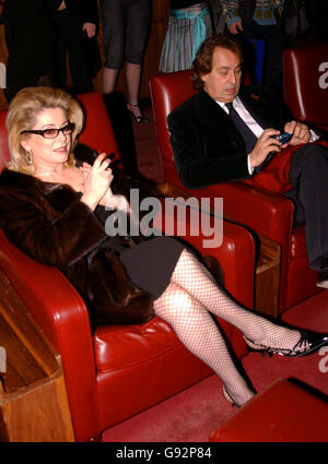 L'attrice francese Catherine Deneuve partecipa al Mac Beauty Grand Classics Screening di 'Place Vendome', al Cinema elettrico nella zona ovest di Londra, lunedì 30 2006 gennaio. PREMERE ASSOCIAZIONE FOTO. Il credito fotografico dovrebbe essere: Joel Ryan/PA Foto Stock