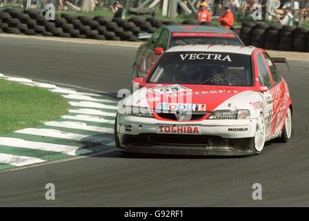 John Cleland di Gran Bretagna guida al nono posto in La sua Vauxhall Vectra Foto Stock