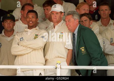 Cricket - Trofeo Texaco - terza Giornata Internazionale - Inghilterra / Sud Africa. Bob Woolmer (r) con Shaun Pollock e Makhaya Ntiri Foto Stock