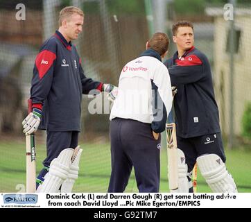 Cricket - primo test Cornhill - Inghilterra / Sudafrica - Edgbaston - Inghilterra Nets. Inghilterra Dominic Cork (a sinistra) e Darren Gough (a destra) ottenere alcuni consigli di batting dal pullman David Lloyd (centro) Foto Stock