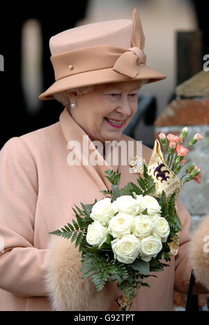 La Regina Elisabetta II della Gran Bretagna riceve i fiori dopo il giorno di Natale presso la Chiesa di St Mary Magdelene nella tenuta di Sandringham a Norfolk, domenica 25 dicembre 2005. Vedi la chiesa REALE della storia della Pennsylvania. PREMERE ASSOCIAZIONE foto. Il credito fotografico dovrebbe essere: Chris Radburn/WPA rota/PA Foto Stock