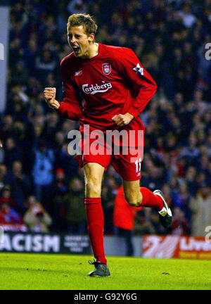 Peter Crouch di Liverpool celebra il suo obiettivo durante la partita Barclays Premiership contro WBA ad Anfield, Liverpool, sabato 31 dicembre 2005. PREMERE ASSOCIAZIONE foto. Il credito fotografico dovrebbe essere: Phil Noble/PA. Foto Stock