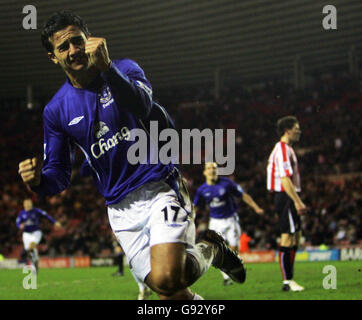 Tim Cahill di Everton celebra il punteggio durante la partita Barclays Premiership contro Sunderland allo Stadium of Light, Sunderland, sabato 31 dicembre 2005. PREMERE ASSOCIAZIONE foto. Il credito fotografico dovrebbe essere: Owen Humphreys/PA. Foto Stock