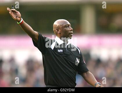 Calcio - fa Barclays Premiership - Aston Villa v Arsenal - Villa Park. Arbitro Uriah Rennie Foto Stock