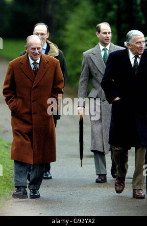 Il Duca di Edimburgo e il Conte di Wessex e Padre di Sophie, Contessa di Wessex, Christopher Rhys-Jones (R) arrivano alla Chiesa di Santa Maria Maddalena nella tenuta di Sandringham per partecipare al servizio domenicale domenica 1 gennaio 2006. PRESS ASSOCIATION PHOTO credit should Read Chris Radburn/Rota/PA Foto Stock